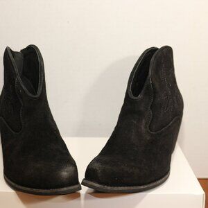 ARIAT Woman’s Layla Western Boot. Black Embroidered Leather.